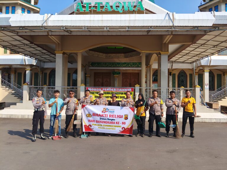 Polri Peduli Tempat Ibadah, Polsek Ciawigebang Laksanakan Bhakti Religi di Masjid At Taqwa Sambut Hari Bhayangkara ke-80