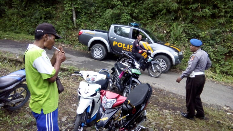 Personel Kepolisian Sektor (Polsek) Ciniru, Polres Kuningan, secara konsisten melaksanakan kegiatan patroli dialogis di wilayah Desa Ciniru