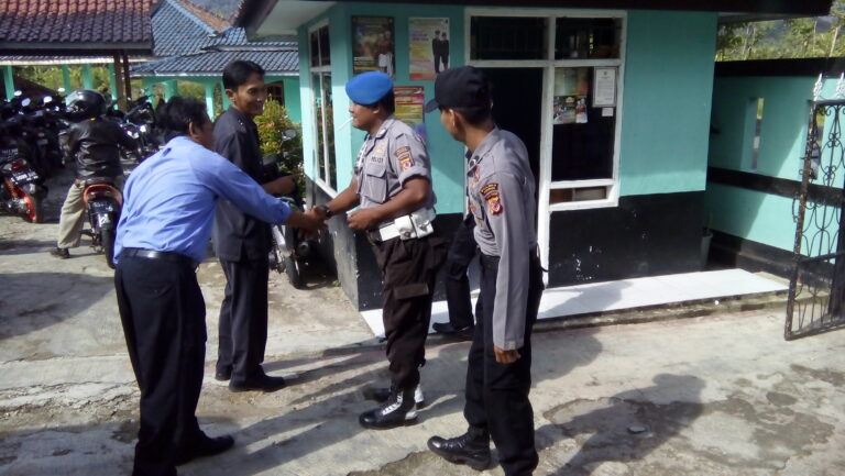 Dalam rangka menjaga kondusifitas wilayah, jajaran Polsek Ciniru melaksanakan kegiatan patroli dialogis di Desa Rambatan, Kecamatan Ciniru
