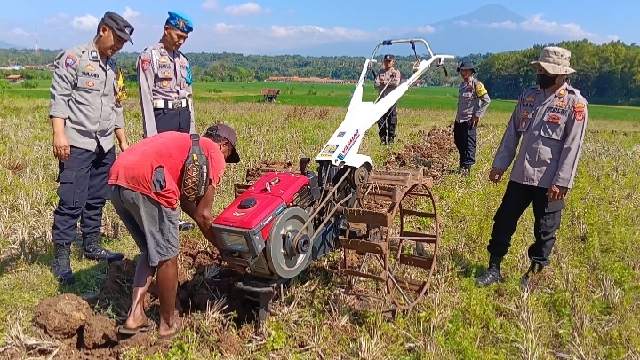 Wujud Dukungan Program Nasional, Polsek Ciawigebang Polres Kuningan Bersama Kelompok Tani Cibangbara Desa Mekarjaya Laksanakan Pengolahan Lahan Pertanian