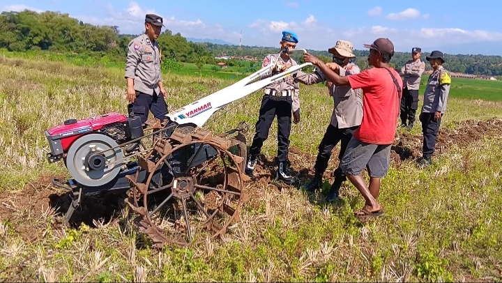 Kolaborasi Polsek Ciawigebang dan Kelompok Tani Cibangbara Desa Mekarjaya Olah Lahan Pertanian Perkuat Ketahanan Pangan Daerah