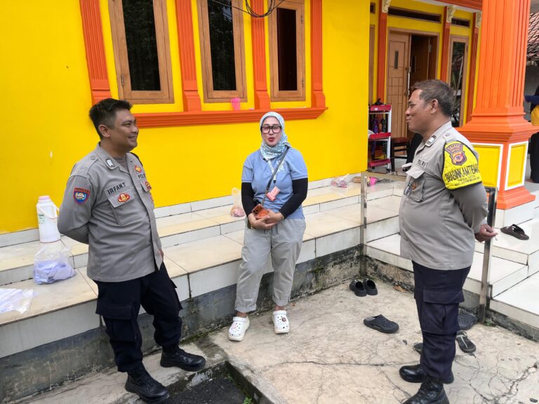 Di Bawah Terik Matahari, Anggota Bhabinkamtibmas Polsek Mandirancan Hadir Mengukir Senyuman dan Kedamaian di Tengah Masyarakat