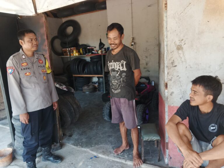 Hangatnya Edukasi Kamtibmas di Bengkel Motor, Bhabinkamtibmas Polsek Mandirancan Ingatkan Batas Modifikasi