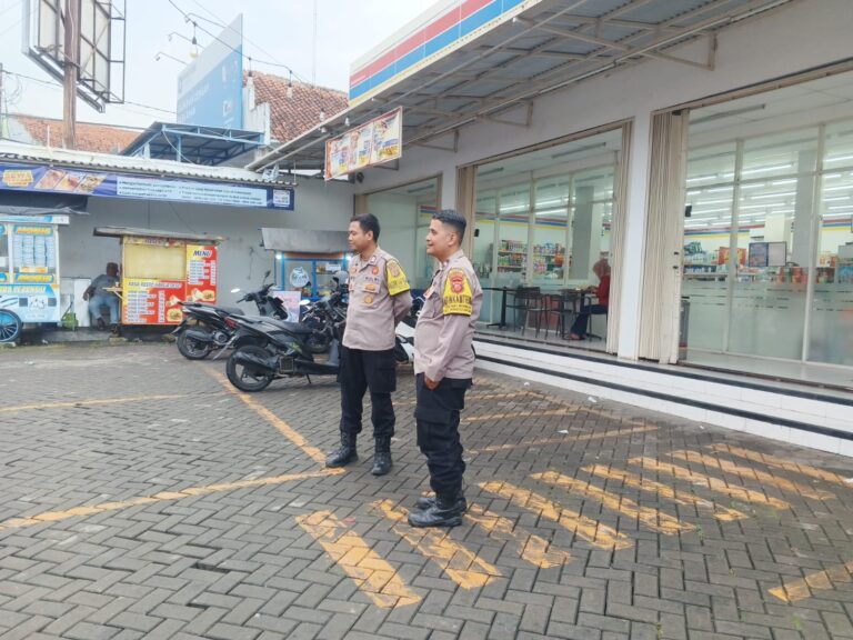Hadir di Toserba Fajara, Bhabinkamtibmas Polsek Mandirancan Nyalakan Alarm Kewaspadaan Terhadap Kejahatan Properti