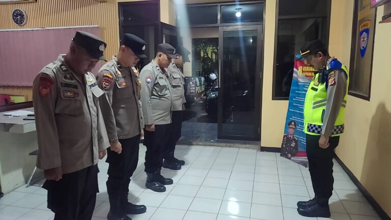 Benteng Pertahanan Malam Hari, Kapolsek Mandirancan Cek Kesiapan Pasukan Pengawal Keamanan Warga