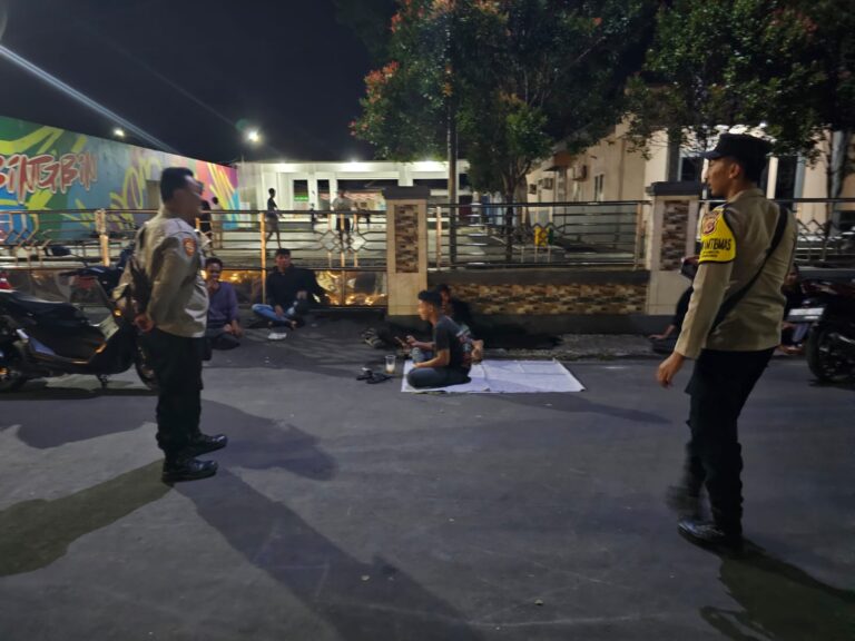 “Polsek Cibingbin Gelar Patroli Malam, Antisipasi C3 dan Gangguan Kamtibmas”