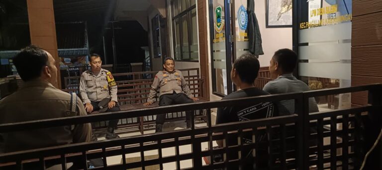 Kapolsek Pancalang Ipda Lukman Hakim Gelar Patroli Dialogis di Balai Desa Silebu, Ajak Perangkat Desa Tingkatkan Kewaspadaan dan Jaga Kondusivitas Kamtibmas