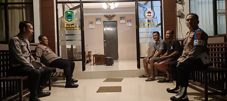 Ipda Lukman Hakim Gelar Patroli KRYD dan Patroli Dialogis di Balai Desa Silebu, Ajak Perangkat Desa Tingkatkan Kewaspadaan dan Jaga Kondusivitas Kamtibmas