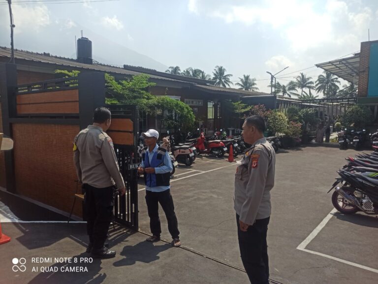 Piket Polsek Kramatmulya Laksanakan Patroli Siang, Antisipasi C3 dan Gangguan Kamtibmas Sambangi Juru Parkir RM Imah Amih
