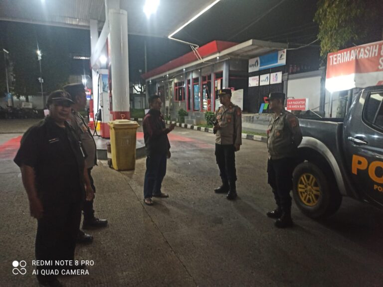 Kapolsek Kramatmulya Beserta Anggota Gelar Patroli Malam, Antisipasi C3 dan Gangguan Kamtibmas Sambangi Security SPBU Desa Cilowa Kec. Kramatmulya
