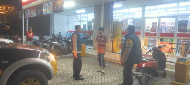 Kapolsek Kramatmulya Beserta Anggota Gelar Patroli Malam, Antisipasi C3 dan Gangguan Kamtibmas Sambangi Warga Desa Kramatmulya