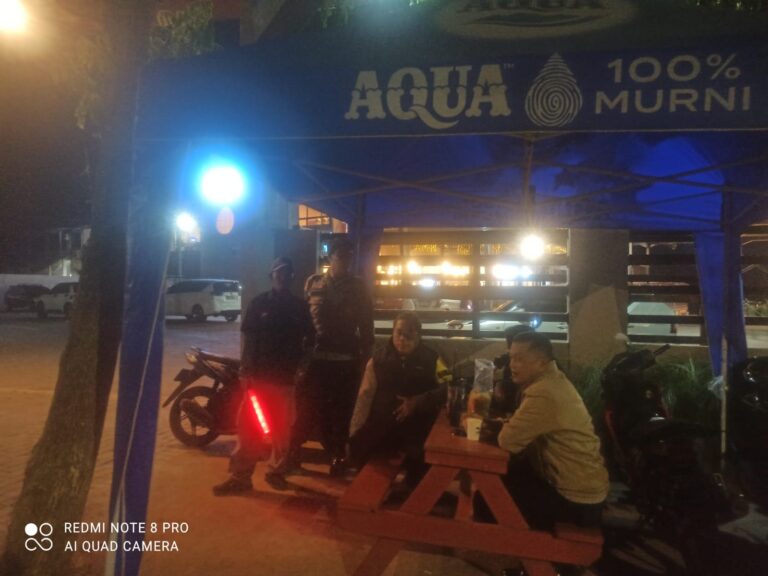 Kapolsek Kramatmulya Beserta Anggota Gelar Patroli Malam, Antisipasi C3 dan Gangguan Kamtibmas Sambangi Juru Parkir Café D’jons Pool Desa Cilaja