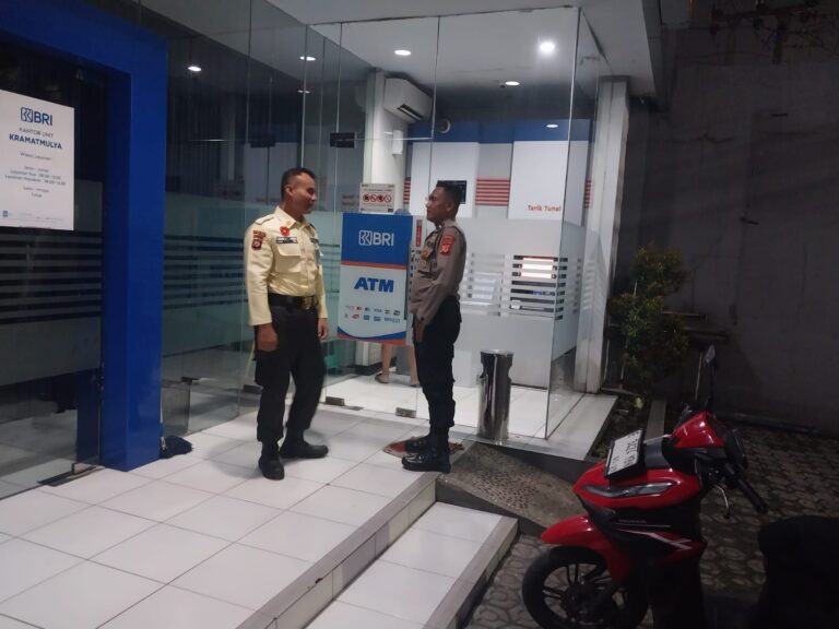Anggota Polsek Kramatmulya Gelar Patroli Malam, Antisipasi C3 dan Gangguan Kamtibmas Sambangi Security Bank BRI Unit Kramatmulya