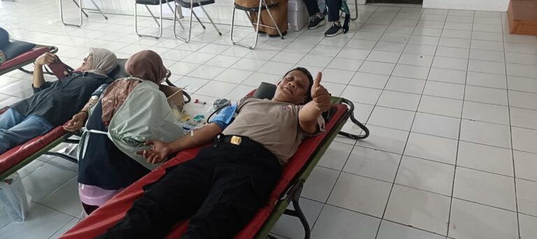 Ipda Lukman Hakim Bersama Personel Polsek Pancalang Turut Berpartisipasi dalam Donor Darah Rutin PMI Kabupaten Kuningan Sebagai Wujud Kepedulian Kemanusiaan dan Pengabdian kepada Masyarakat