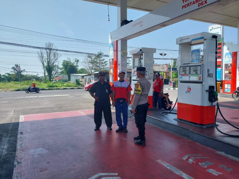Piket Polsek Kramatmulya Laksanakan Patroli Siang, Antisipasi C3 dan Gangguan Kamtibmas Sambangi Security SPBU Desa Cilowa