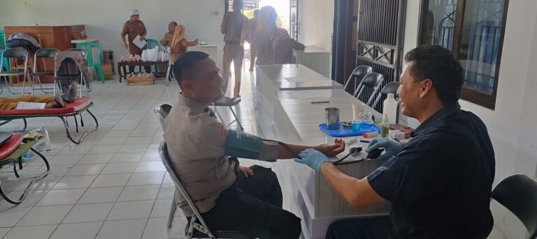 Kapolsek Pancalang Bersama Anggota Turut Berpartisipasi dalam Donor Darah Rutin PMI Kabupaten Kuningan di Aula Kantor Kecamatan Pancalang Sebagai Wujud Kepedulian Kemanusiaan dan Pengabdian kepada Masyarakat
