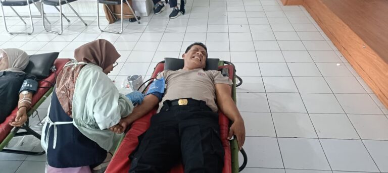 Kapolsek Pancalang Ipda Lukman Hakim Bersama Personel Polsek Pancalang Turut Berpartisipasi dalam Donor Darah Rutin PMI Kabupaten Kuningan Sebagai Wujud Kepedulian Kemanusiaan dan Pengabdian kepada Masyarakat