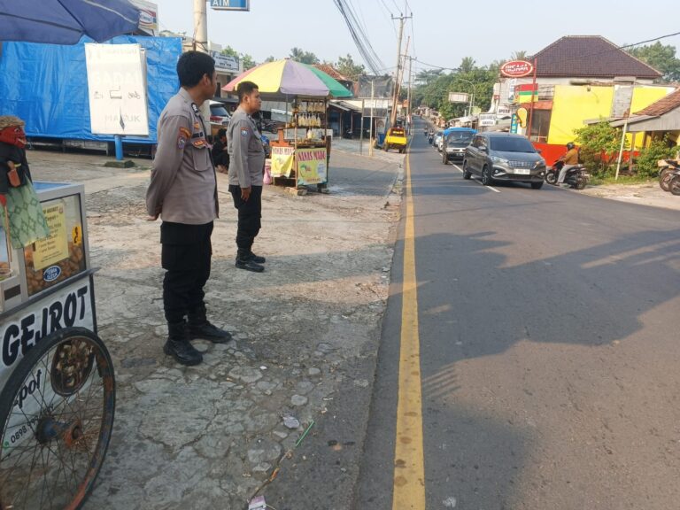 Menembus Dingin Malam, Personel Patroli Polsek Mandirancan Tegak Berdiri Demi Keselamatan Pengguna Jalan