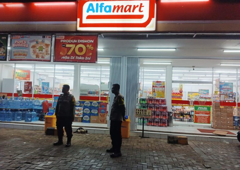 Hadirkan Rasa Aman Menjelang Malam, Patroli KRYD Polsek Mandirancan Jaga Kenyamanan Warga Belanja di Minimarket