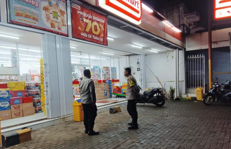 Kokohkan Ketertiban Pusat Perbelanjaan Mandirancan, Patroli KRYD Sampaikan Wejangan Kamtibmas di Minimarket