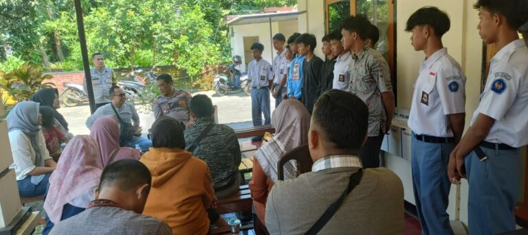 Kapolsek Pancalang Ipda Lukman Hakim Pimpin Penertiban Pelajar Bolos Sekolah Saat Jam KBM, Temukan Sajam, Indikasi Akses Judi Online, Sebanyak 11 Siswa Dibina Bersama Orang Tua dan Pihak Sekolah