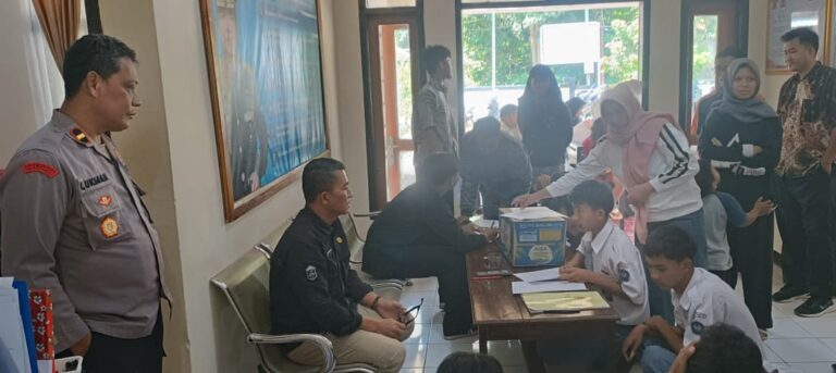 Kapolsek Pancalang Pimpin Penertiban Pelajar Bolos Sekolah Saat Jam KBM, Temukan Sajam, Indikasi Akses Judi Online, Sebanyak 11 Siswa Dibina Bersama Orang Tua dan Pihak Sekolah