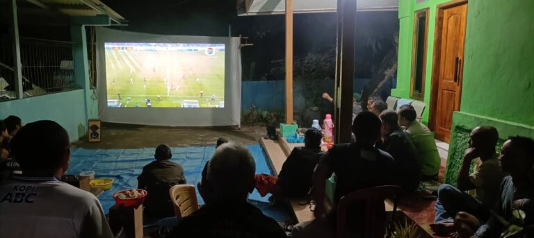 Patroli Dialogis Polsek Pancalang Monitoring Nonton Bareng Semifinal Piala AFF U-19 Indonesia Vs Australia, Sampaikan Himbauan Kamtibmas dan Antisipasi Gangguan C3 demi Menjaga Kondusifitas Desa Rajawetan