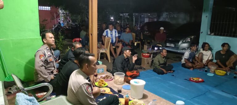 Patroli KRYD Polsek Pancalang Monitoring Nonton Bareng Semifinal Piala AFF U-19 Indonesia Vs Australia, Sampaikan Himbauan Kamtibmas dan Antisipasi Gangguan C3 demi Menjaga Kondusifitas Wilayah Desa Rajawetan