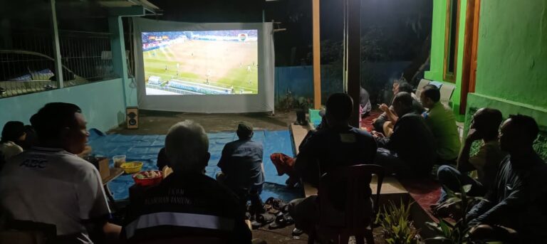 Patroli Dialogis Polsek Pancalang Monitoring Nonton Bareng Semifinal Piala AFF U-19 Indonesia Vs Australia, Sampaikan Himbauan Kamtibmas dan Antisipasi Gangguan C3 demi Menjaga Kondusifitas Wilayah Desa Rajawetan