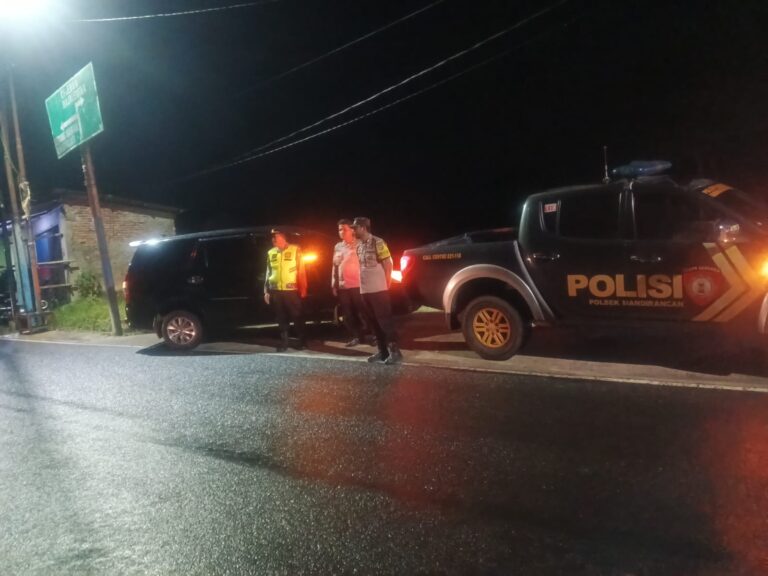 Menjaga Ketenteraman di Kala Kelam, Kapolsek Mandirancan Turun Langsung Berikan Rasa Aman Bagi Warga di Tapas Perbatasan