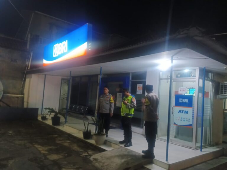 Sinergi Amankan Pusat Perbankan Malam Hari, Kapolsek Mandirancan Gandeng Satpam Bank BRI Jaga Stabilitas Kamtibmas