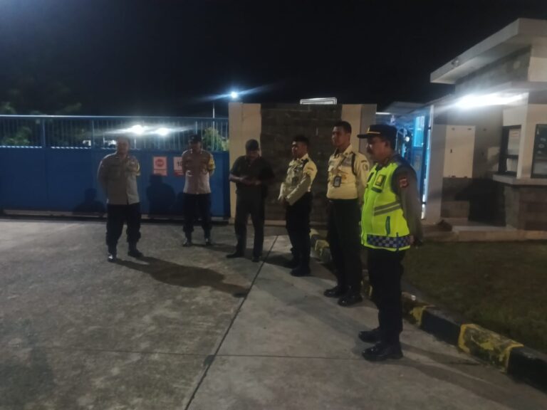Menembus Keheningan Larut Malam, Kapolsek Mandirancan Beri Rasa Aman Bagi Karyawan Shift Malam PT. SUJA
