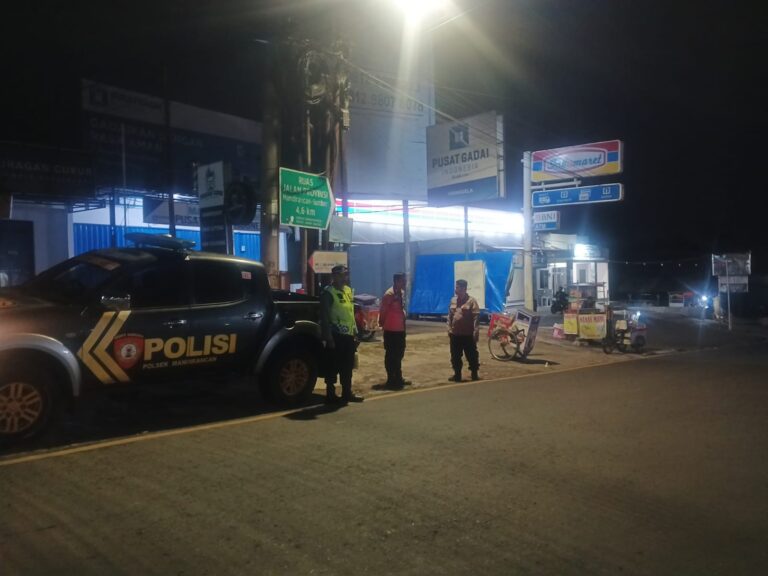 Menembus Dinginnya Dini Hari, Kapolsek Mandirancan Siaga Penuh Amankan Jalur Vital Simpang Tiga Toserba Fajar