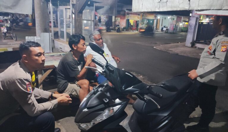 Edukasi Ketahanan Sosial Desa, Polsek Mandirancan Ajak Warga Blok Tumaritis Waspada Hoax dan Kejahatan Malam