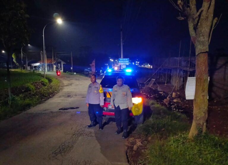 Menembus Kabut Dini Hari di Tapal Batas, Personel Polsek Mandirancan Rajut Solidaritas Jaga Pintu Masuk Cirea