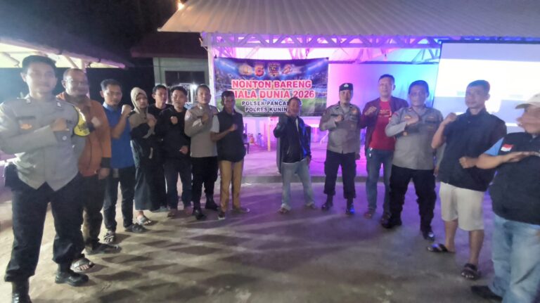 Kapolsek Pancalang Ipda Lukman Hakim Bersama Unsur Pemerintahan Desa dan Warga Desa Patalagan Gelar Nonton Bareng Piala Dunia 2026 Sekaligus Sampaikan Himbauan Kamtibmas demi Menjaga Situasi Tetap Aman dan Kondusif