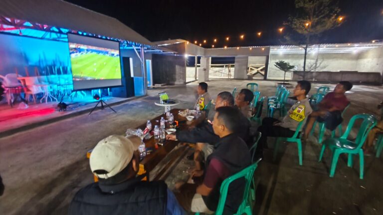 Ipda Lukman Hakim Bersama Unsur Pemerintahan Desa dan Warga Desa Patalagan Gelar Nonton Bareng Piala Dunia 2026 Sekaligus Sampaikan Himbauan Kamtibmas demi Menjaga Situasi Tetap Kondusif