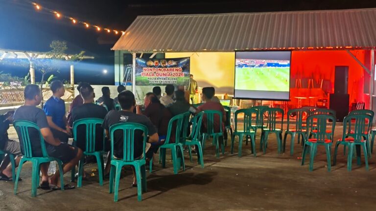 Ipda Lukman Hakim Bersama Unsur Pemerintahan Desa dan Warga Desa Patalagan Gelar Nonton Bareng Piala Dunia 2026 Sekaligus Sampaikan Himbauan Kamtibmas Agar Situasi Tetap Aman