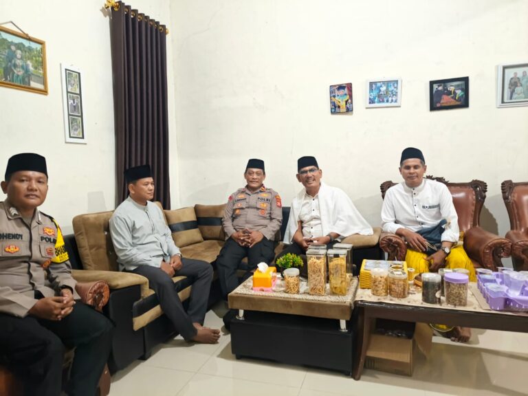 Sebagai Wujud Kedekatan Polri dengan Masyarakat, Kapolsek Pancalang Ipda Lukman Hakim Hadiri Pengajian Umum Tasyakuran Walimatul Ursy Warga Desa Danalampah