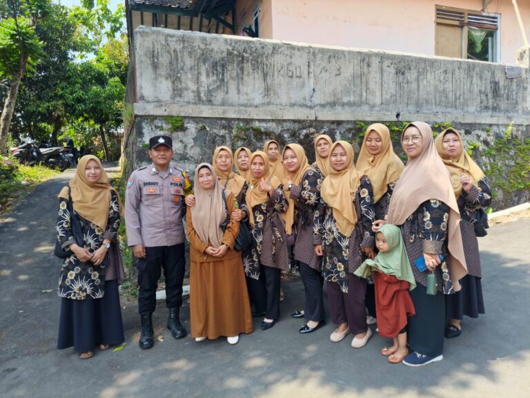 Bhabinkamtibmas Desa Danalampah Laksanakan Sambang kepada Kader Posyandu Sekaligus Sampaikan Himbauan dan Pesan Kamtibmas untuk Memperkuat Kemitraan dengan Masyarakat dalam Menjaga Keamanan