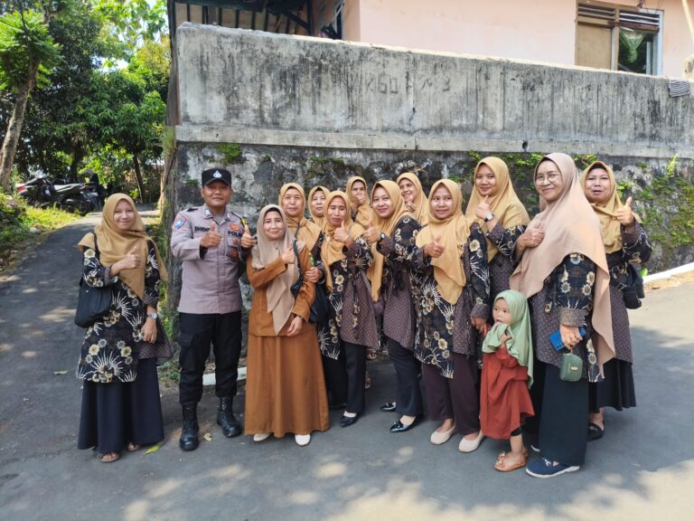 Bhabinkamtibmas Brigpol Dendi Laksanakan Sambang kepada Kader Posyandu Sekaligus Sampaikan Himbauan dan Pesan Kamtibmas untuk Memperkuat Kemitraan dengan Masyarakat dalam Menjaga Keamanan