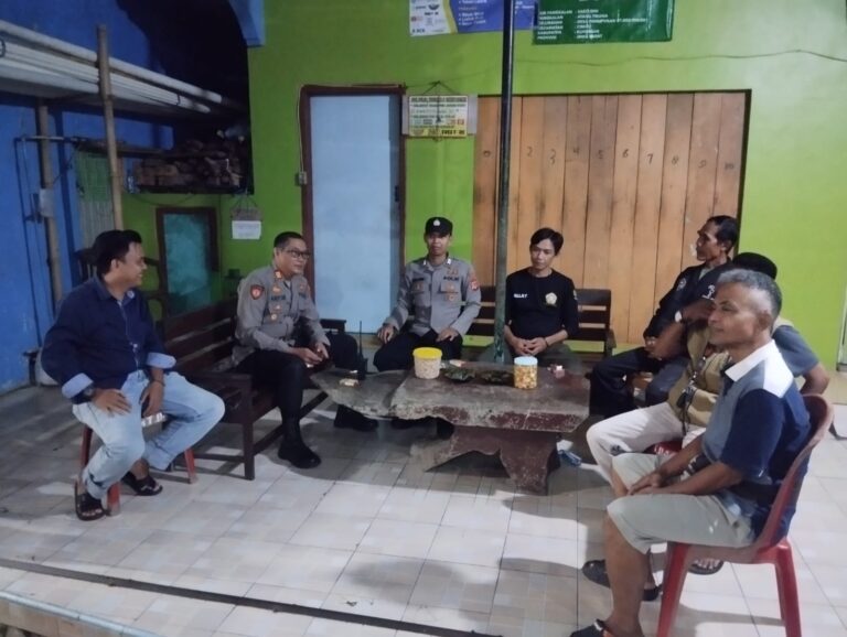 Sambangi Warga, Anggota Polsek Ciniru Berikan Himbauan Kamtibmas